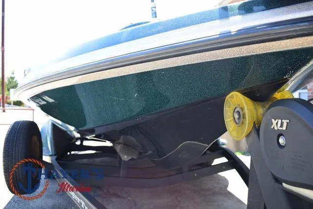 Slide: The Image of 2014 Ranger Z119c boat on trailer, close-up view of hull and roller. - 43