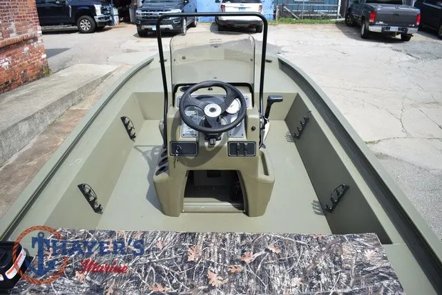 Slide: The Image of Tracker Grizzly 1860 CC 2025 - 10