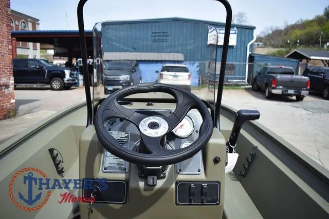 Slide: The Image of Tracker Grizzly 1860 CC 2025 - 11