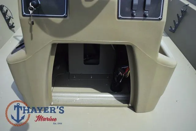 Slide: The Image of Tracker Grizzly 1860 CC 2025 - 12