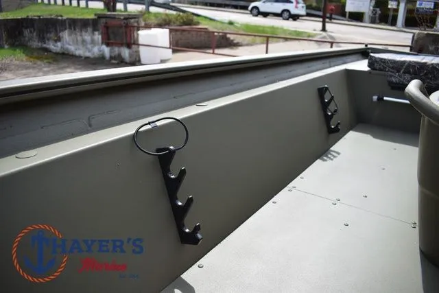 Slide: The Image of Tracker Grizzly 1860 CC 2025 - 14