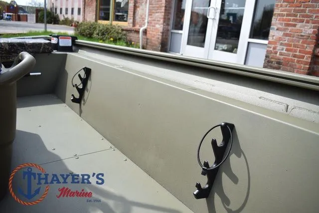 Slide: The Image of Tracker Grizzly 1860 CC 2025 - 15