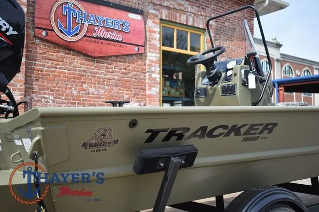 Slide: The Image of Tracker Grizzly 1860 CC 2025 - 22