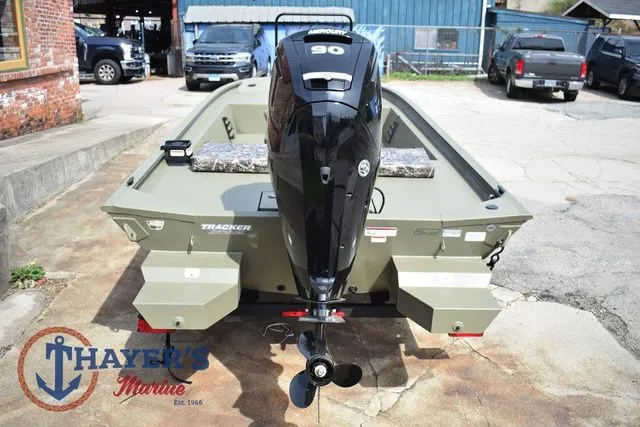 Slide: The Image of Tracker Grizzly 1860 CC 2025 - 4