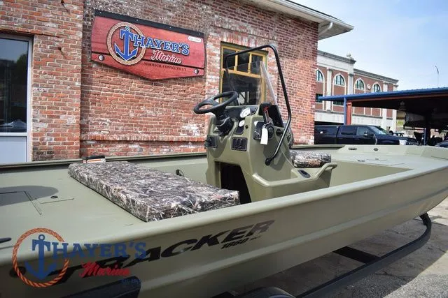 Slide: The Image of Tracker Grizzly 1860 CC 2025 - 8