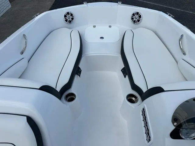 Slide: The Image of Stingray 182 SC 2025 - 10