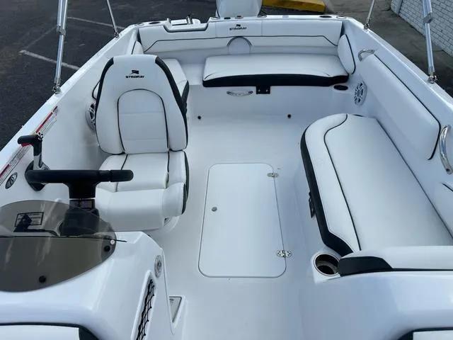 Slide: The Image of Stingray 182 SC 2025 - 12