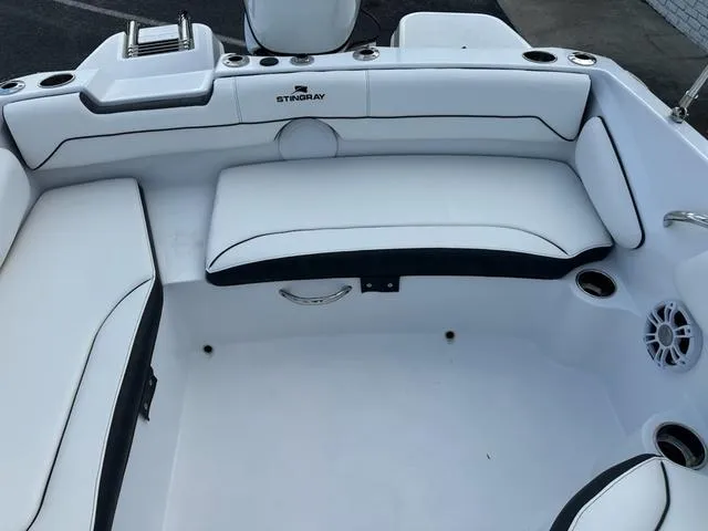 Slide: The Image of Stingray 182 SC 2025 - 14