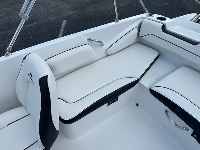 Slide: The Image of Stingray 182 SC 2025 - 15