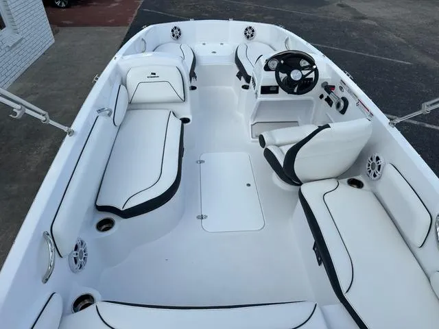 Slide: The Image of Stingray 182 SC 2025 - 8