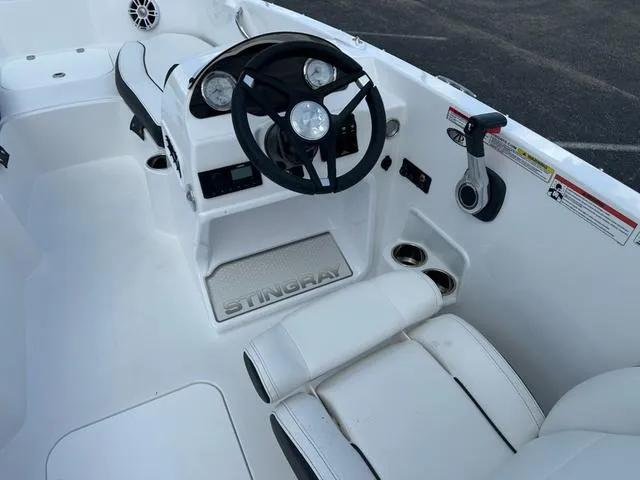 Slide: The Image of Stingray 182 SC 2025 - 9