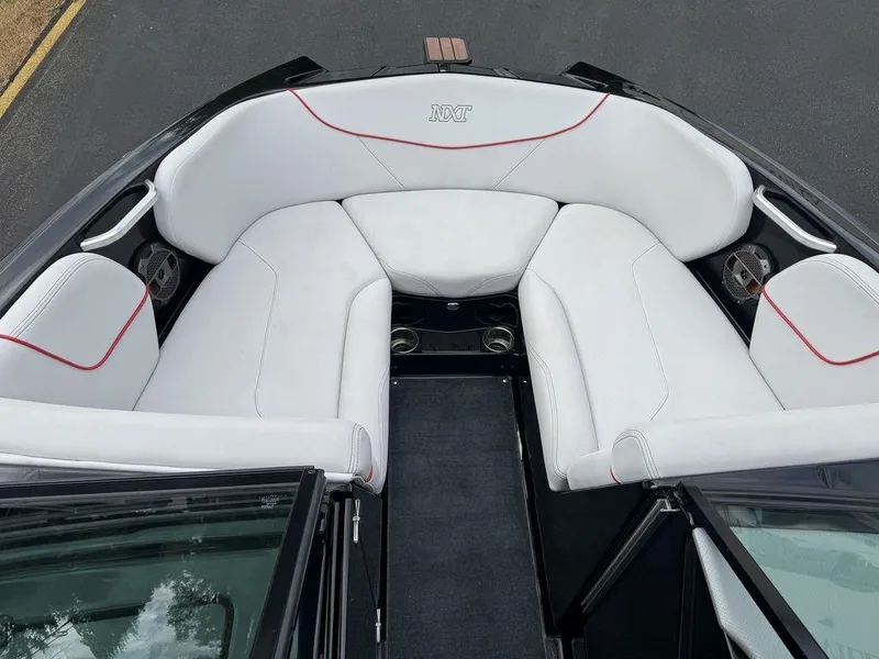 Slide: The Image of MasterCraft NXT22 2019 - 11