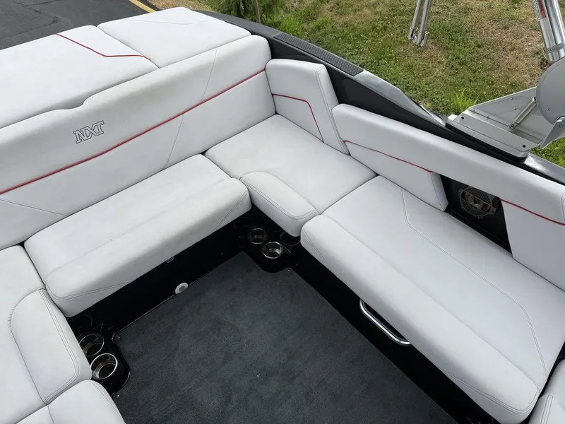 Slide: The Image of MasterCraft NXT22 2019 - 13