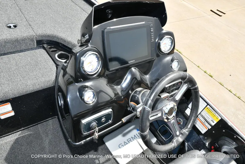 Slide: The Image of Steering console of 2018 Nitro Z19 Pro Pack boat with Garmin display. - 46