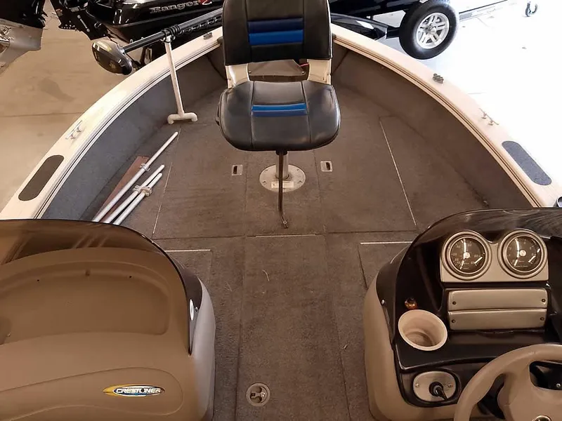 Slide: The Image of 2006 Crestliner 1850 Fish Hawk DC boat interior with seating and dashboard. - 14