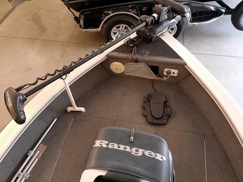 Slide: The Image of 2006 Crestliner 1850 Fish Hawk DC boat interior with trolling motor and Ranger seat. - 21