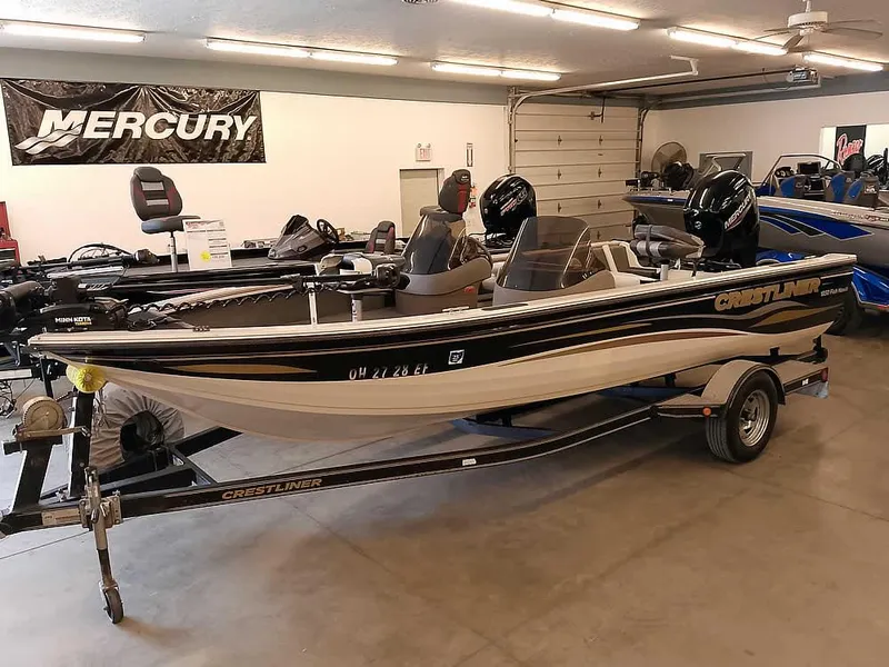 Slide: The Image of 2006 Crestliner 1850 Fish Hawk DC boat in showroom with Mercury banner. - 34