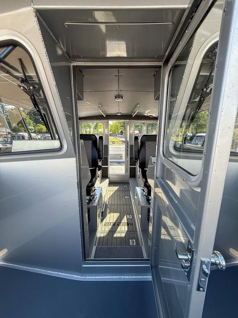 Slide: The Image of North River 2700 SXL WT 2025 - 11