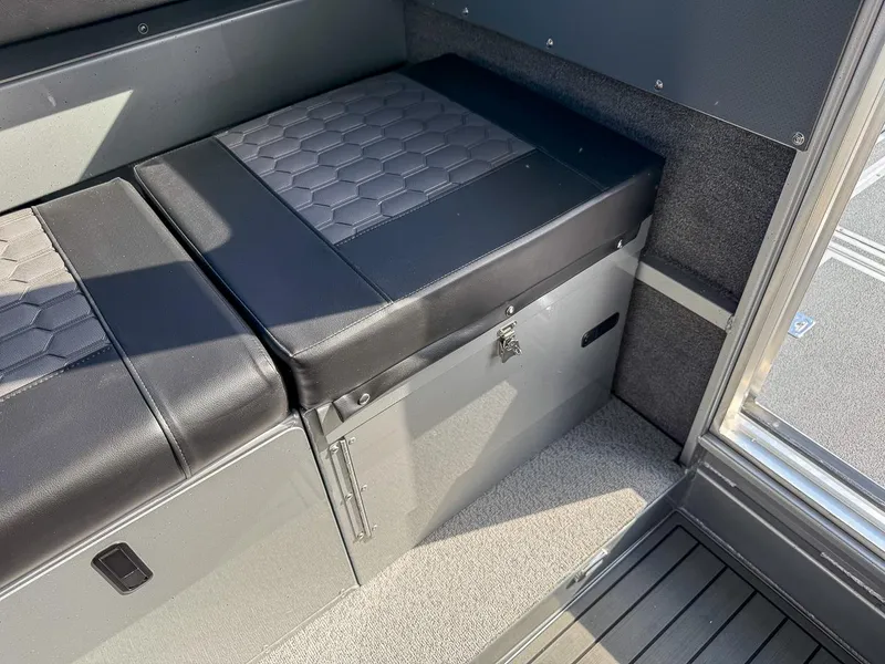 Slide: The Image of North River 2700 SXL WT 2025 - 18