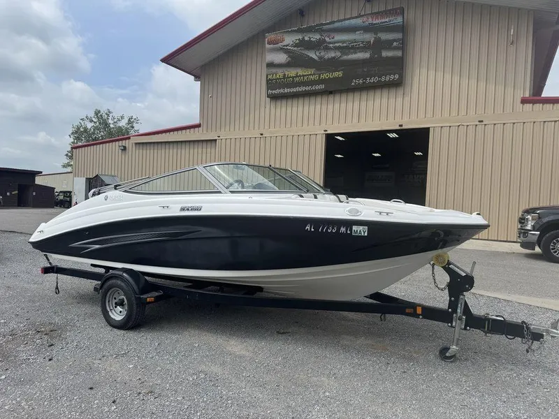 Slide: The Image of 2013 Yamaha Boats SX190 on trailer outside a building, ready for transport. - 0