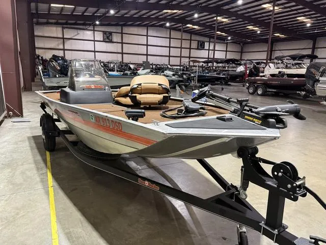 Slide: The Image of 2018 Tracker BASS TRACKER® 40th Anniversary Heritage Edition boat in showroom. - 3