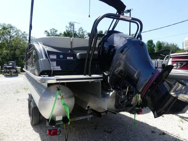 Slide: The Image of Crest Savannah 250 SLS 2018 - 3