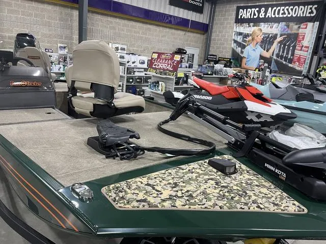 Slide: The Image of Tracker Bass Tracker Classic Limited 2025 - 12