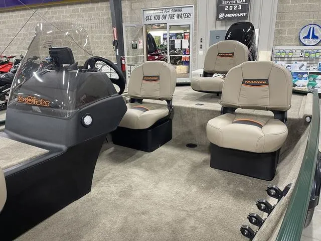 Slide: The Image of Tracker Bass Tracker Classic Limited 2025 - 14