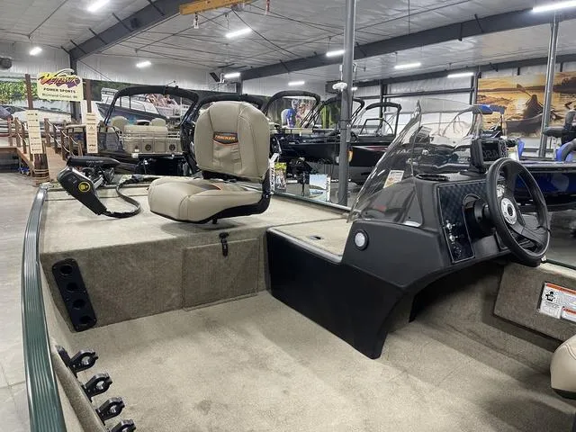 Slide: The Image of Tracker Bass Tracker Classic Limited 2025 - 15