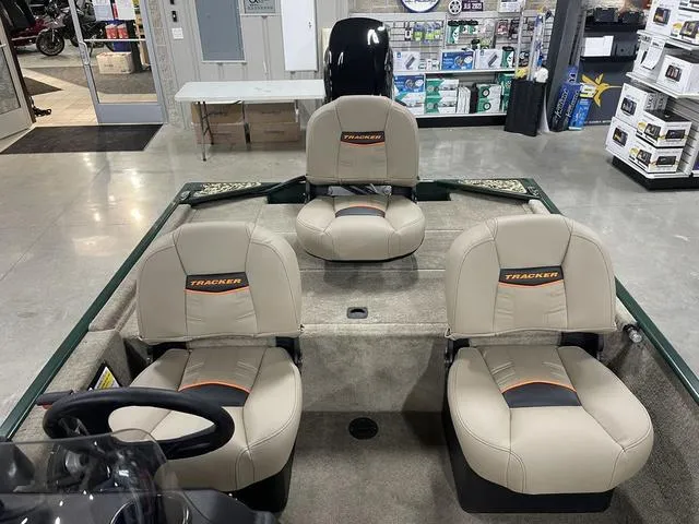 Slide: The Image of Tracker Bass Tracker Classic Limited 2025 - 20