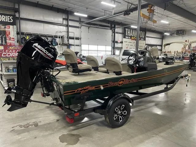 Slide: The Image of Tracker Bass Tracker Classic Limited 2025 - 3