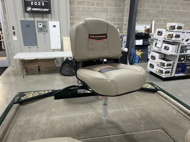 Slide: The Image of Tracker Bass Tracker Classic Limited 2025 - 30