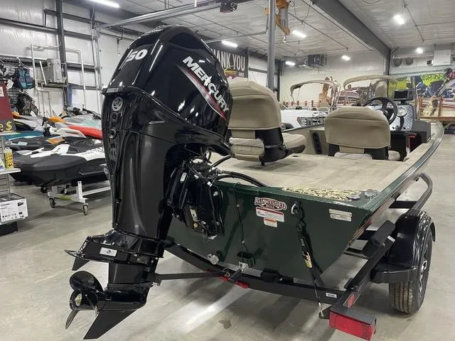 Slide: The Image of Tracker Bass Tracker Classic Limited 2025 - 5