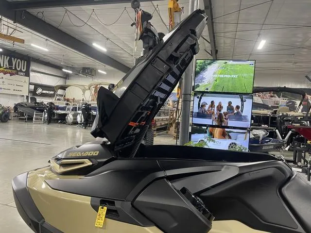 Slide: The Image of Sea-Doo RXT-X 2025 - 16