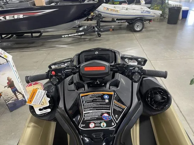 Slide: The Image of Sea-Doo RXT-X 2025 - 9