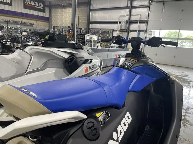 Slide: The Image of Sea-Doo Spark Trixx for 3 2025 - 8