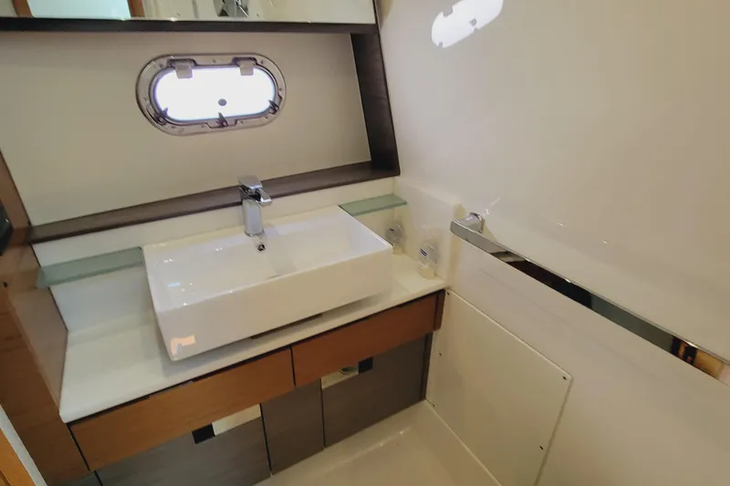 Slide: The Image of Tiara 38 LS 2021 - 60