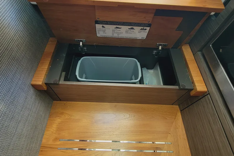 Slide: The Image of Tiara 38 LS 2021 - 63