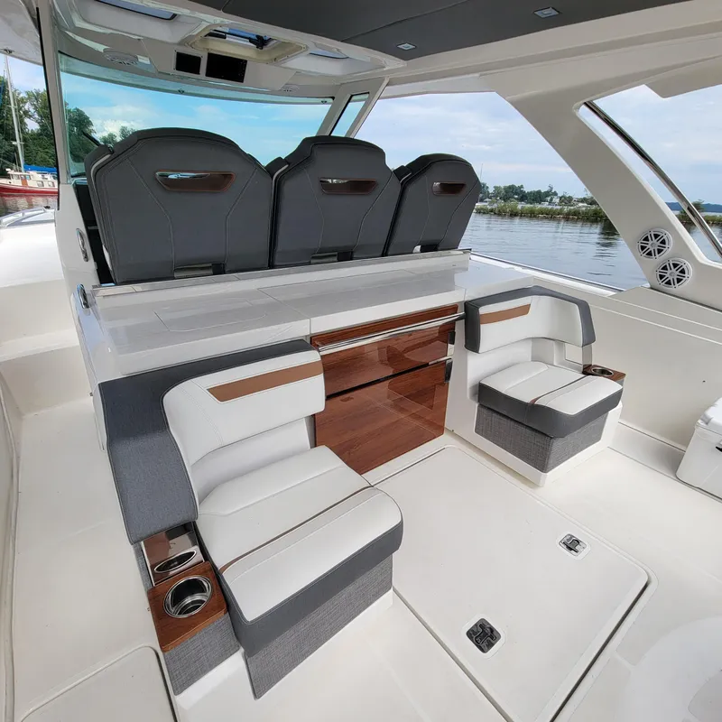 Slide: The Image of Tiara 38 LS 2021 - 79