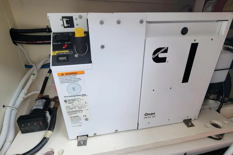 Slide: The Image of Tiara 38 LS 2021 - 90