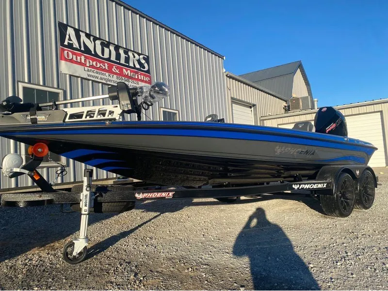 Slide: The Image of 2025 Phoenix 920 Elite boat at Anglers Outpost & Marine dealership. - 19
