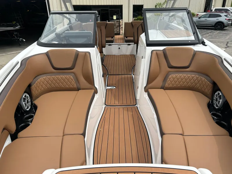 Slide: The Image of 2025 Yamaha Boats 252SE interior with tan leather seats and wood-style flooring. - 8