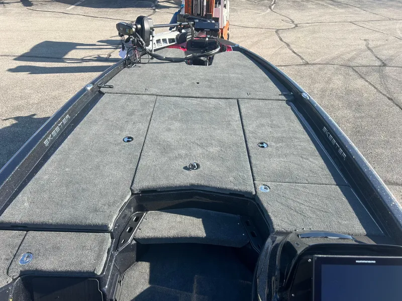 Slide: The Image of 2025 Skeeter ZXR21 boat deck with advanced fishing equipment. - 5
