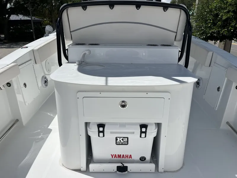 Slide: The Image of Sea Hunt Ultra 305 SE 2025 - 11