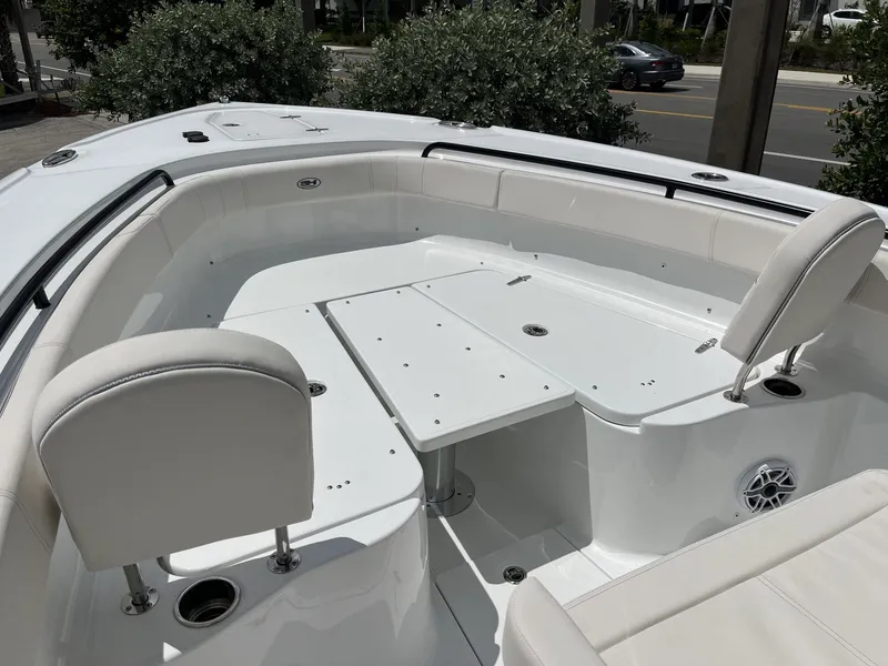 Slide: The Image of Sea Hunt Ultra 305 SE 2025 - 21