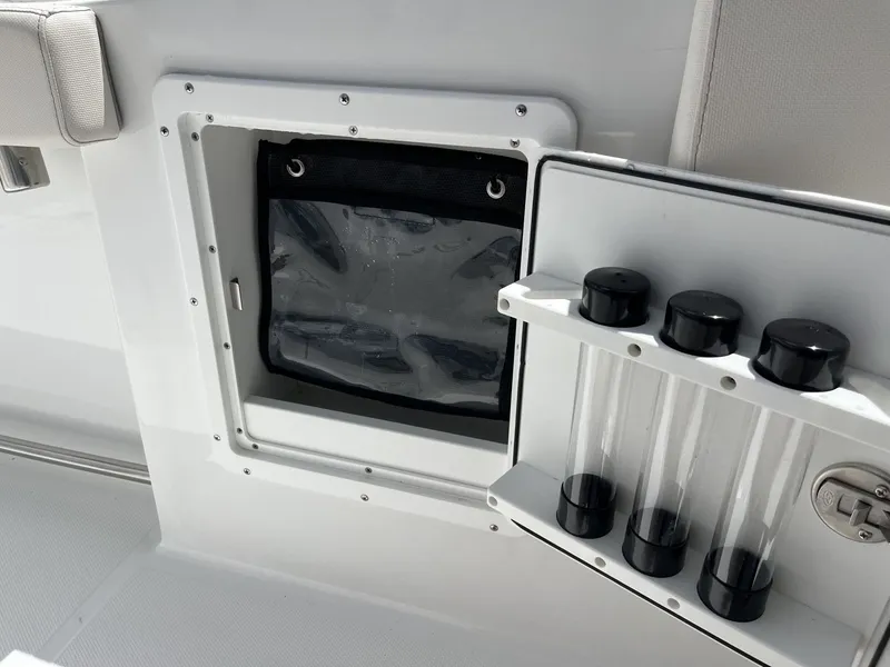 Slide: The Image of Sea Hunt Ultra 305 SE 2025 - 31