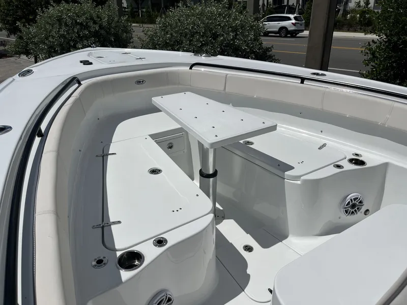 Slide: The Image of Sea Hunt Ultra 305 SE 2025 - 17