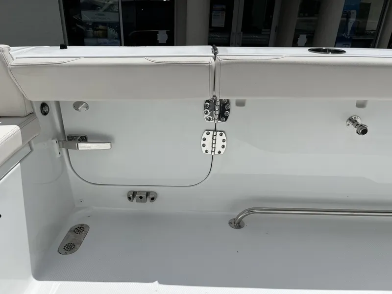 Slide: The Image of Sea Hunt Ultra 305 SE 2025 - 29