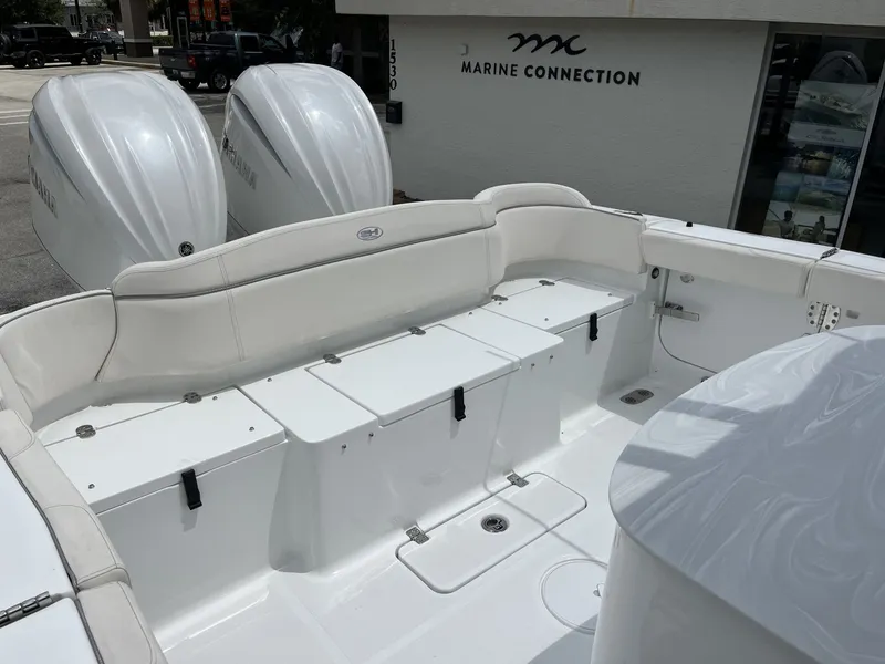 Slide: The Image of Sea Hunt Ultra 305 SE 2025 - 35