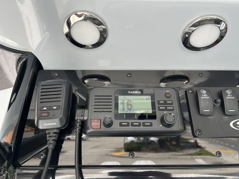 Slide: The Image of Sea Hunt Ultra 305 SE 2025 - 15